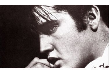 Il y a 35 ans de cela, Elvis Aaron Presley, le premier King du rock, trouvait la mort à Memphis, Tennessee. Voici la légende en images de celui qui fut le premier grand chanteur blanc de l’après-guerre, le sex-symbol de toute une généraion.