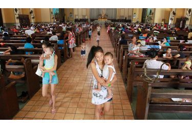 Les gymnases et écoles de Manille se transforment temporairement en refuges pour accueillir notamment les femmes et les enfants.