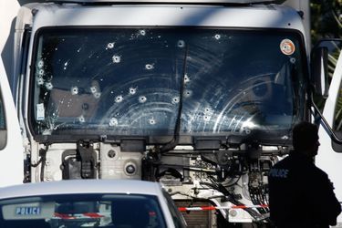 Le camion criblé de balles utilisé pour tuer au moins 84 personnes sur la promenade des Anglais à Nice jeudi. 