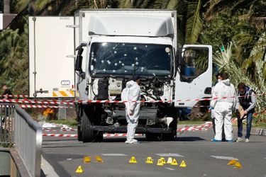 La police scientifique inspecte le camion qui a foncé dans la foule à Nice, le soir du 14 juillet. 