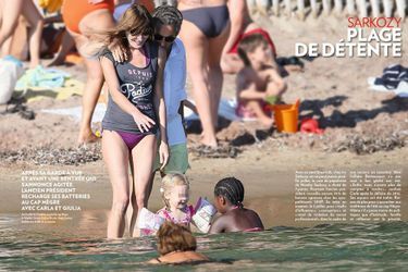 Sur le sable de Cavalière, au pied du cap Nègre, le 14 juillet. Devant Carla et Nicolas, Giulia Sarkozy barbote avec la fille de sa nourrice.