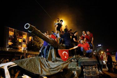Des civils pro-Erdogan ont pris le contrôle des chars des rebelles, comme ici à Ankara