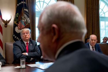 Donald Trump face au ministre de la Justice, Jeff Sessions (au premier plan), lors d'une réunion de cabinet, le 16 août à la Maison-Blanche.