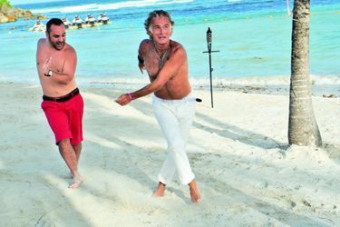 François-Xavier Demaison et Franck Dubosc sur la plage de Sainte-Anne, en Guadeloupe.