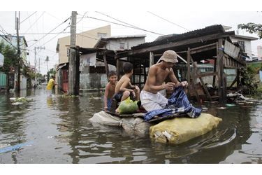 A Manille, les habitants se construisent des embarcations précaires pour naviguer dans les rues de la ville.