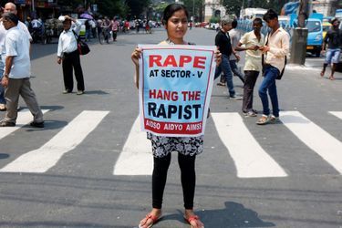 Protestation d'une activiste à Kolkata, en juin dernier, après le viol collectif d'une jeune femme.