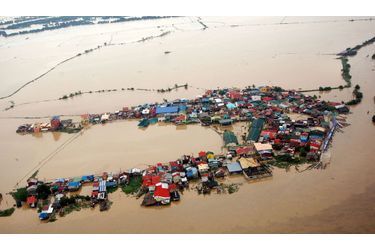 Au nord de Manille, dans la région du Bulacan, des villages entiers sont sous les eaux.