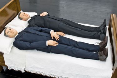 « We », de Maurizio Cattelan, 2010, d’après une photo de Gilbert &amp; George, « In Bed With Lorca ».