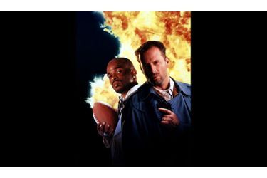 Détective privé sur le retour, Bruce Willis (proche de son rôle de John McClane) doit s'associer à Damon Wayans pour résoudre une enquête mêlant meurtre, trafic de cocaïne et football américain...