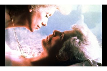 Catherine Deneuve, vampire née il y a 4000 ans, voit son mari David Bowie - à qui elle a offert l'immortalité 300 ans auparavant - s'éteindre à petit feu, alors qu'elle se lie à Susan Sarandon. Le premier film de Tony Scott fut un échec commercial et critique, avant que son étrangeté et sa dimension homosexuelle en fasse une œuvre culte.