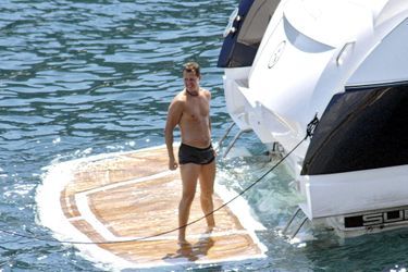 En août 2007,Schumi à la traîne... du yacht de son manager Willi Weber, à Majorque.