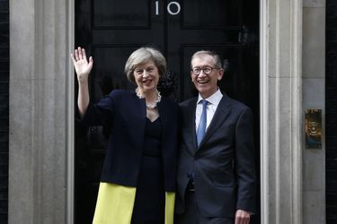 Theresa et Philip May arrivent au 10 Downing Street, mercredi.