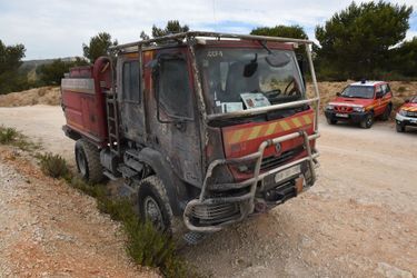 Un fourgon de pompiers brûlé par les flammes d&#039;un violent feu de forêt jeudi à Chateauneuf-les-Martigues, près de Marseille (Image d&#039;illustration). 