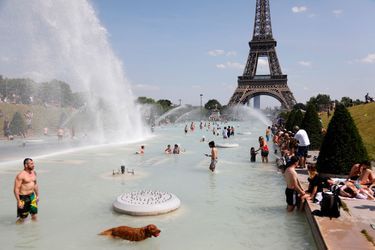 Enfants, touristes, Parisiens et même chiens…beaucoup se sont baignés dans les fontaines de la Ville Lumière, lundi et mardi.