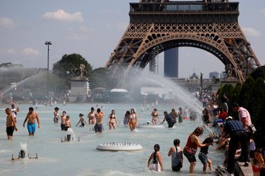 Enfants, touristes, Parisiens et même chiens…beaucoup se sont baignés dans les fontaines de la Ville Lumière, lundi et mardi.