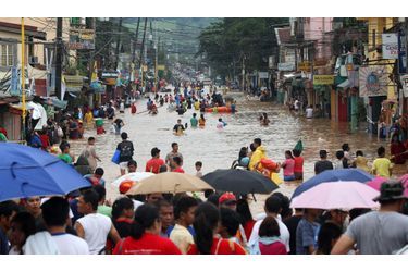 La capitale de l’archipel des Philippines fait face à des pluies diluviennes depuis la fin juillet. Déjà 60 morts recensés rien qu’à Manille, et presque autant dans le reste du pays. Dans les bidonvilles, les barques des habitants, souvent précaires, ne résistent pas tout le temps à la montée des eaux. Seuls les écoles et gymnases de la ville font office de refuges sûrs.