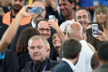 François Hollande pose pour des selfies à Marseille, le 7 juillet, après la victoire de la France face à l'Allemagne.