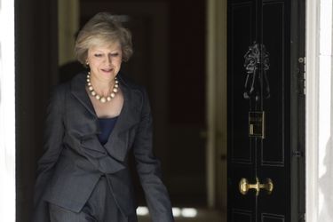 Theresa May à la sortie du 10 Downing Street à Londres le 12 Juillet 2016, après avoir assisté à la dernière réunion du Cabinet du Premier ministre David Cameron.