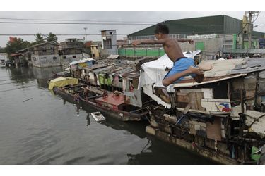 Un jeune Philippin trouve du réconfort dans la catastrophe et s'adonne aux plaisirs aquatiques.