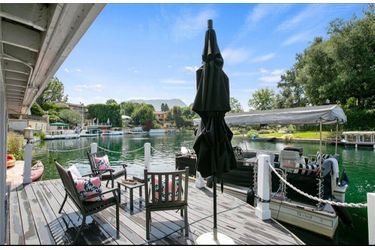 La villa de Kirsten Dunst au bord du lac Toluca à Los Angeles. 