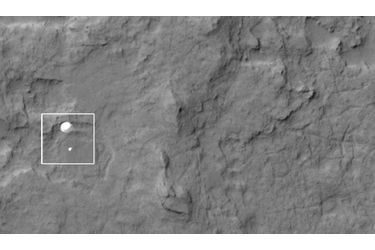 Sur l'écran de l'agence spatiale américaine, "Curiosity" s'approche du sol de la "Planète rouge". Lors de cette phase, le pilote automatique s'arrête et les Hommes reprennent les commandes pour cet exercice à haut risque qu'est l'atterrissage.