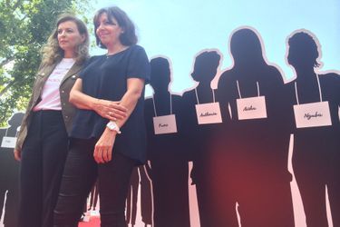 Valérie Trierweiler et Anne Hidalgo devant quatre des 220 silhouette disposées place de la République, à Paris.
