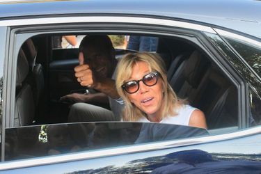 Emmanuel et Brigitte Macron à bord d'une voiture, le 7 août dernier, à Bormes-les-Mimosas.