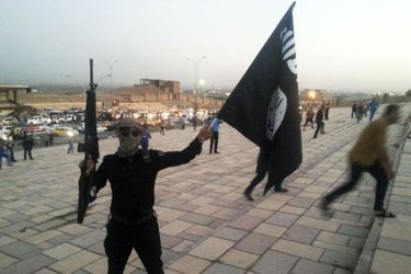 Un combattant de l&#039;Etat islamique à Mossoul, le 23 juin.