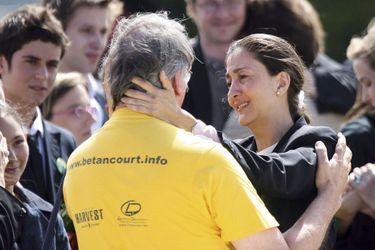 A sa descente d’avion, très émue, Ingrid Betancourt remercie l’un des bénévoles qui ont œuvré à sa libération,  A gauche, Gabriel Attal.