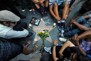 Des fans se recueillent devant l&#039;étoile de Michael Jackson sur Hollywood Boulevard le 25 juin 2009