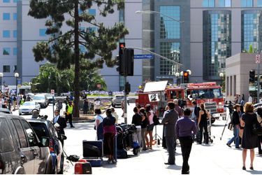 Des équipes et des caméras de télévision rassemblés devant l&#039;hôpital Ronald Reagan UCLA Medical Center à Los Angeles le 25 juin 2009