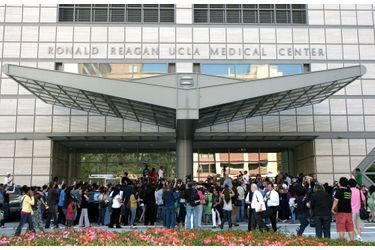 Des fans rassemblés devant l&#039;hôpital Ronald Reagan UCLA Medical Center à Los Angeles le 25 juin 2009