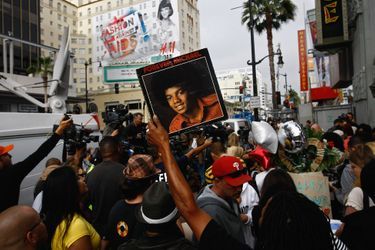 Des fans rassemblés sur Hollywood Boulevard après la mort de Michael Jackson à Los Angeles le 25 juin 2009