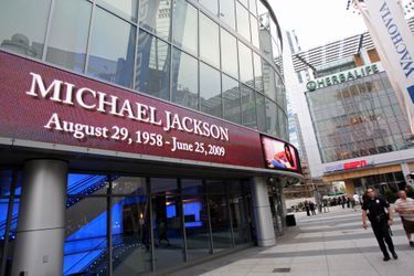 Un hommage est fait pour Michael Jackson sur la devanture du Staples Center à Los Angeles le 25 juin 2009