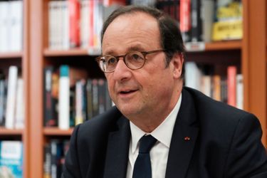 François Hollande en dédicace à Alençon, le 28 juin.