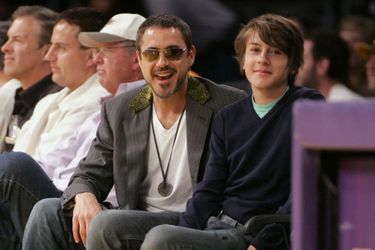 Robert Downey Jr. avec son fils Indio en 2008 lors d'un match des Lakers de Los Angeles.