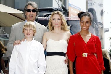 Michelle Pfeiffer avait adopté une petite Claudia en 1993. La procédure avait été lancée avant qu'elle ne rencontre son compagnon David E. Kelley. Le couple a ensuite eu un garçon, John (né en 1994).