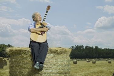 Dans les champs près de sa maison de Nangis en Seine-et-Marne, avec sa plus vieille maîtresse: sa guitare.