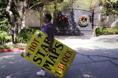 Une femme passe devant le domicile de Michael Jackson à Los Angeles