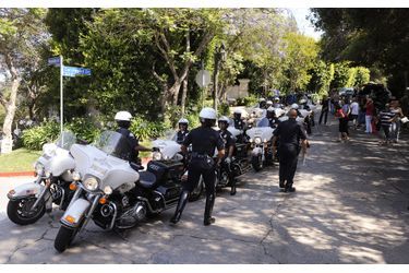Des policiers se positionnent devant le domicile de Michael Jackson à Los Angeles le 25 juin 2009