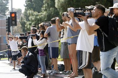 Des fans et des caméras de télévision se pressent devant le domicile de Michael Jackson à Los Angeles le 25 juin 2009