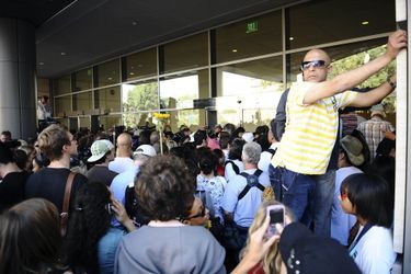 Une foule de gens se presse devant l&#039;hôpital Ronald Reagan UCLA Medical Center à Los Angeles le 25 juin 2009