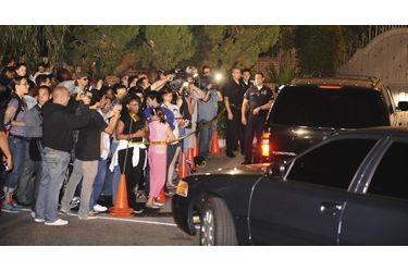 Une foule de gens observe la famille Jackson arriver à son domicile à Encino Ronald après la mort de Michael Jackson le 25 juin 2009