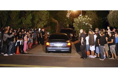 Une foule de gens observe la famille Jackson arriver à son domicile à Encino Ronald après la mort de Michael Jackson le 25 juin 2009