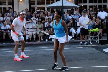 Roger Federer et la journaliste Tamron Hall à New York pour l&#039;événement Nike Street Tennis