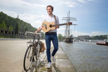 Déjà star, mais Vianney garde l’âme d’un musicien itinérant, sur les quais de Seine à Paris, le 22 juin 2016.