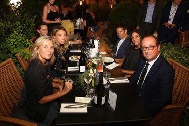  François Hollande au dîner d&#039;ouverture du Festival d&#039;Angoulême en compagnie de Claire Chazal, Laura Smet, Raphael, Ivan Guyot et Stefi Celma.
