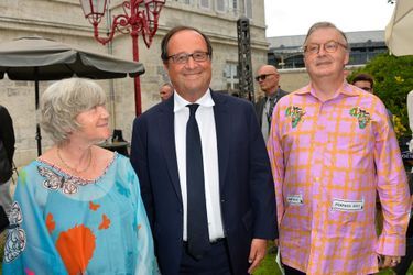 François Hollande et les organisateurs de l&#039;évènement :  Marie-France Briere et Dominique Besnehard.