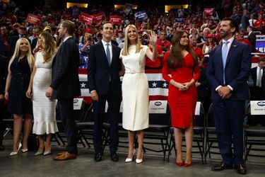 Michael Boulos, Tiffany Trump, Lara Trump, Eric Trump, Jared Kushner, Ivanka Trump, Kimberly Guilfoyle et Donald Trump Jr lors d'un meeting à Orlando, en Floride, le 18 juin 2019.