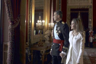 Felipe VI et sa reine Letizia, un instant avant d&#039;apparaitre au balcon devant la foule réunie pour acclamer son nouveau roi. 